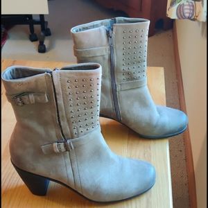 ECCO Short Zip Boot. Beautiful Supple Suede